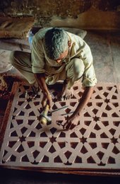 Agra;-Chisel;-Crafts;-Craftsman;-Hammer;-India;-Islamic-geometry;-Itimad-ud-Daulah;-Jali;-Kaleidos;-Kaleidos-images;-La-parole-à-limage;-Mughal;-Pink-stone;-Restoration;-Stars;-Stone;-Stonecutter;-Stories-Pictures;-Tarek-Charara;-Uttar-Pradesh